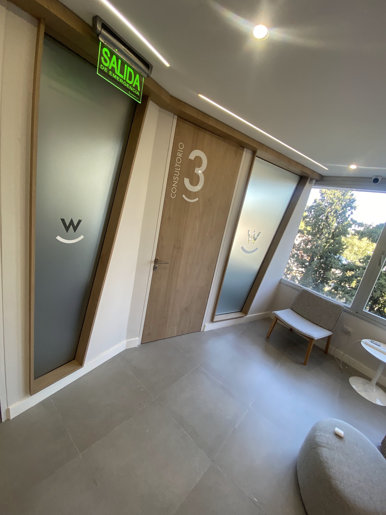 Sala de espera con ventanales de White Odontología