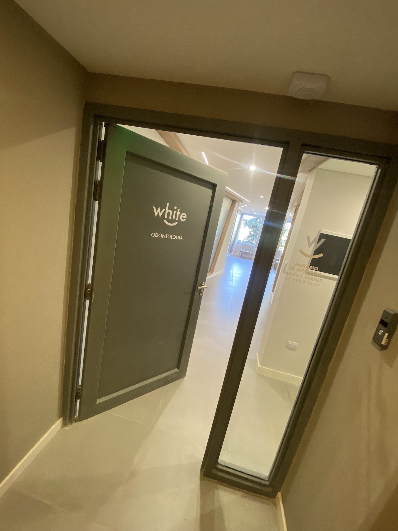 Puerta de ingreso de White Odontología